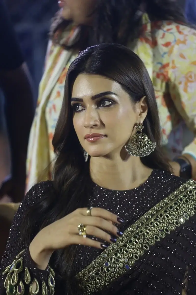 ACTRESS KRITI SANON IN BLACK SAREE AT ADIPURUSH MOVIE PRE RELEASE EVENT 6